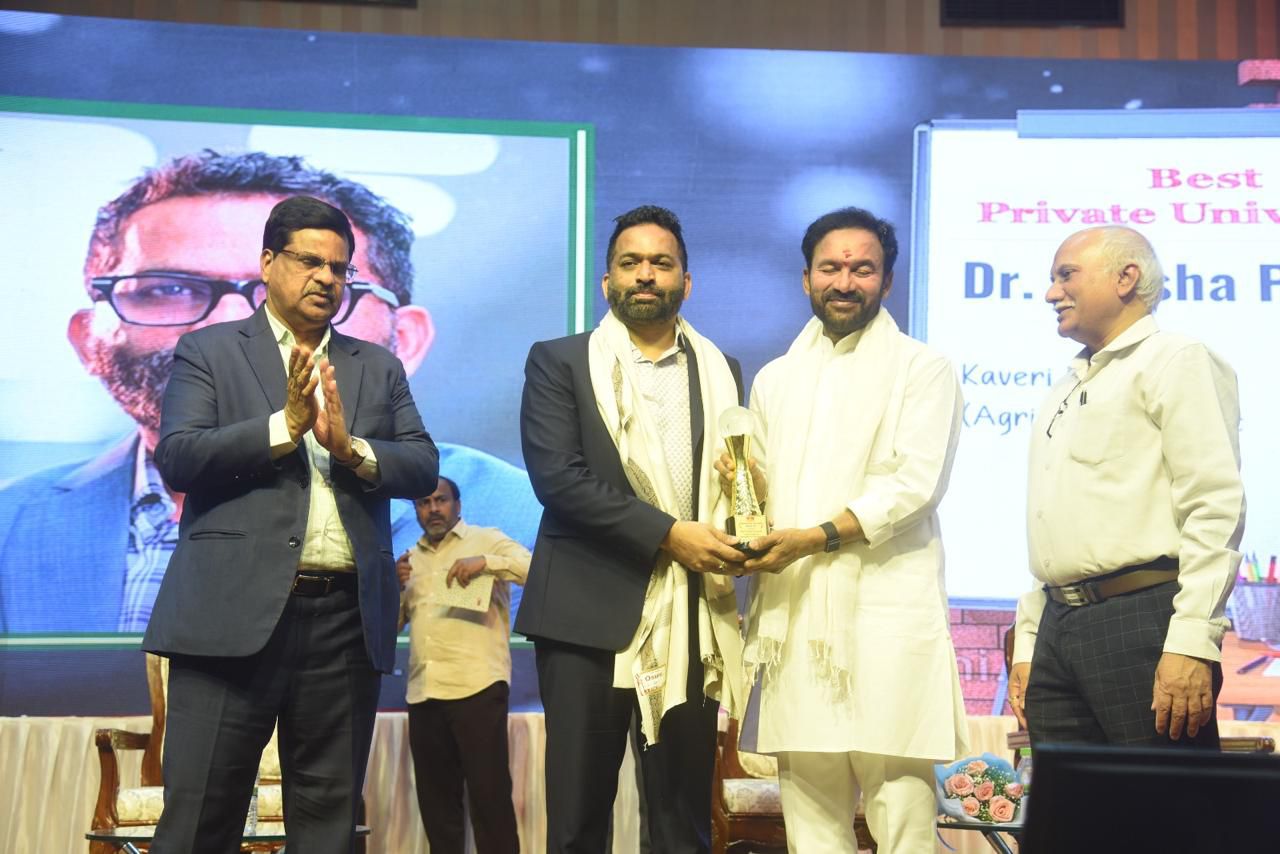 Dr. Harsha Polsani receiving the Best Private University recognition on behalf of Kaveri University